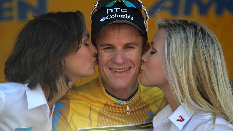 Mični dekleti sta poljuba za skupno zmago dali Michaelu Rogersu. (Foto: Reuters)