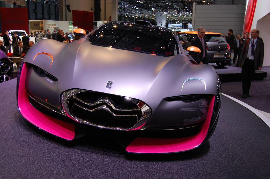 Dvosedežni citroën survolt v dolžino meri vsega 385 centimetrov, medtem ko notra