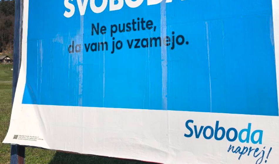 Grozljivo: Na plakat Svobode zopet izobesili truplo živali