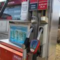 Liter dizla ali bencina bo v povprečju dražji za en cent.