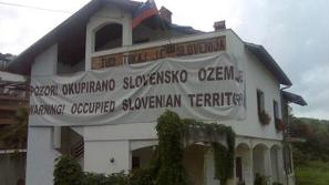 Joras je na svojo hišo obesil transparent "Pozor! Okupirano slovensko ozemlja." 
