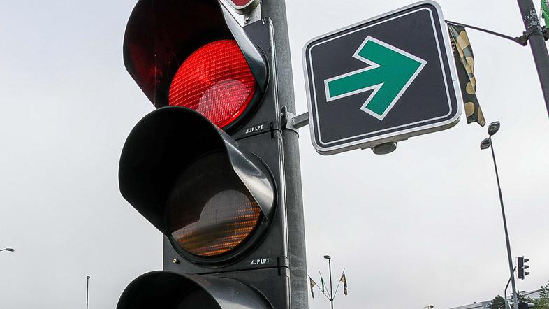 dodatna zelena puščica za zavijanje desno