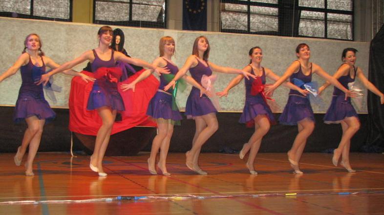 Tako so plesale dijakinje v prejšnjih predstavah.