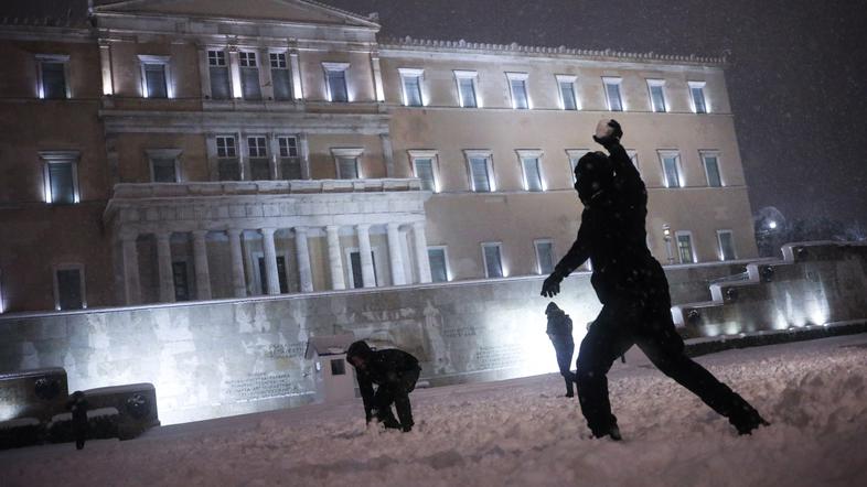 parlament Atene sneg snežni metež