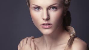 blondinka, modre oči