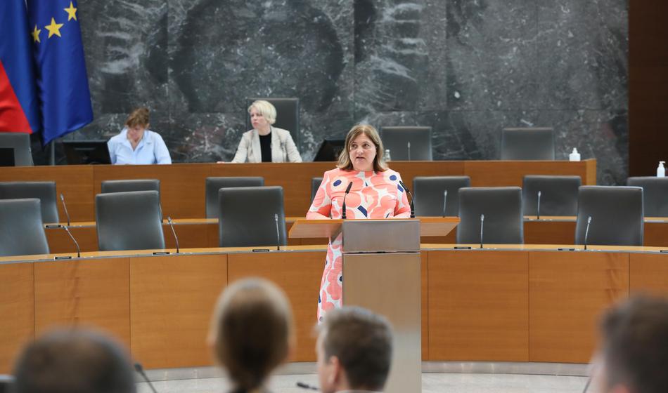 Šokantne ugotovitve: Tako naj bi si nekatere stranke polnile denarnice