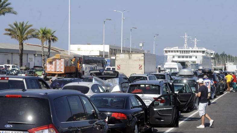 Kolone vozil, ki čakajo na trajekt