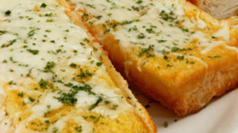 Česnov kruh lahko nadgradite s sirom.