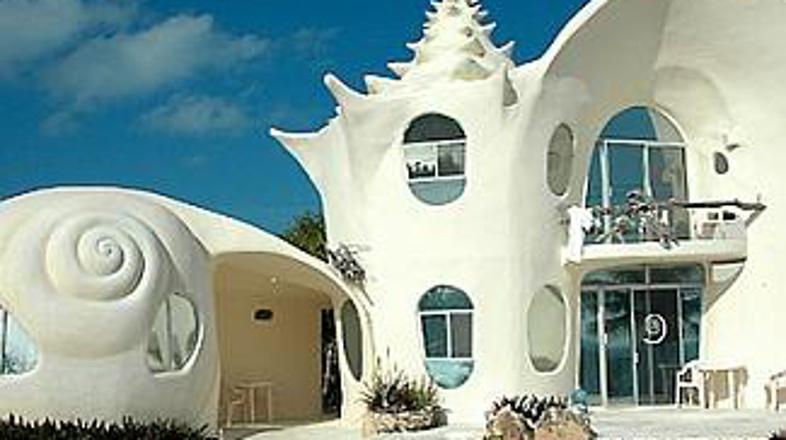 Školjko so zgradili na otočku Isla Mujeres, ki ga obliva toplo Karibsko morje.