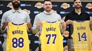 Luka Dončić pozira z novim dresom, dresom Lakersov
