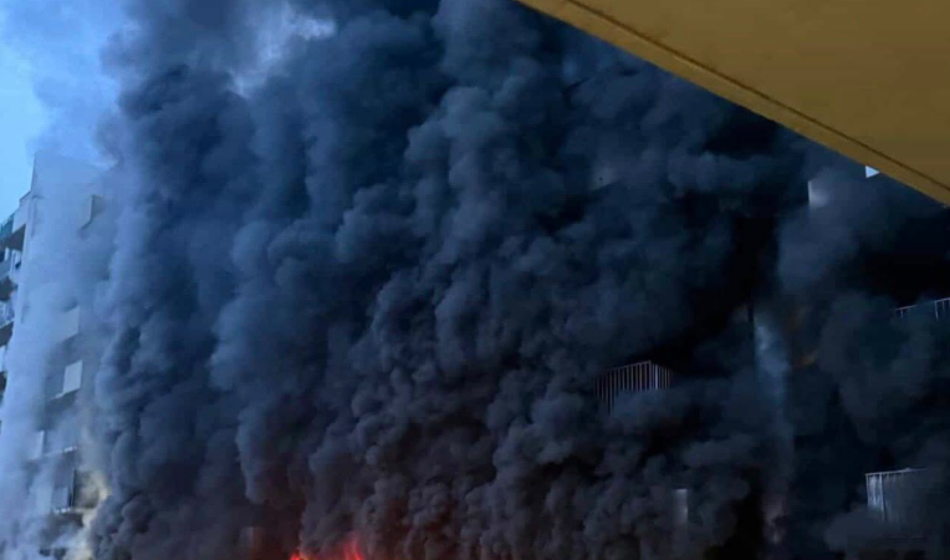 Velik požar v Gradcu: Stavba v plamenih, temen dim prekril nebo