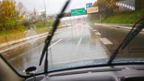 Slovenija 03.11.2013 avtomobili, prometne razmere, dez, avtocesta, slaba vidljiv