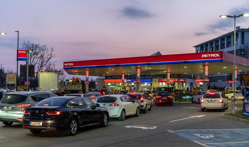 Vladi pri bencinu in dizlu zmanjkuje manevrskega prostora