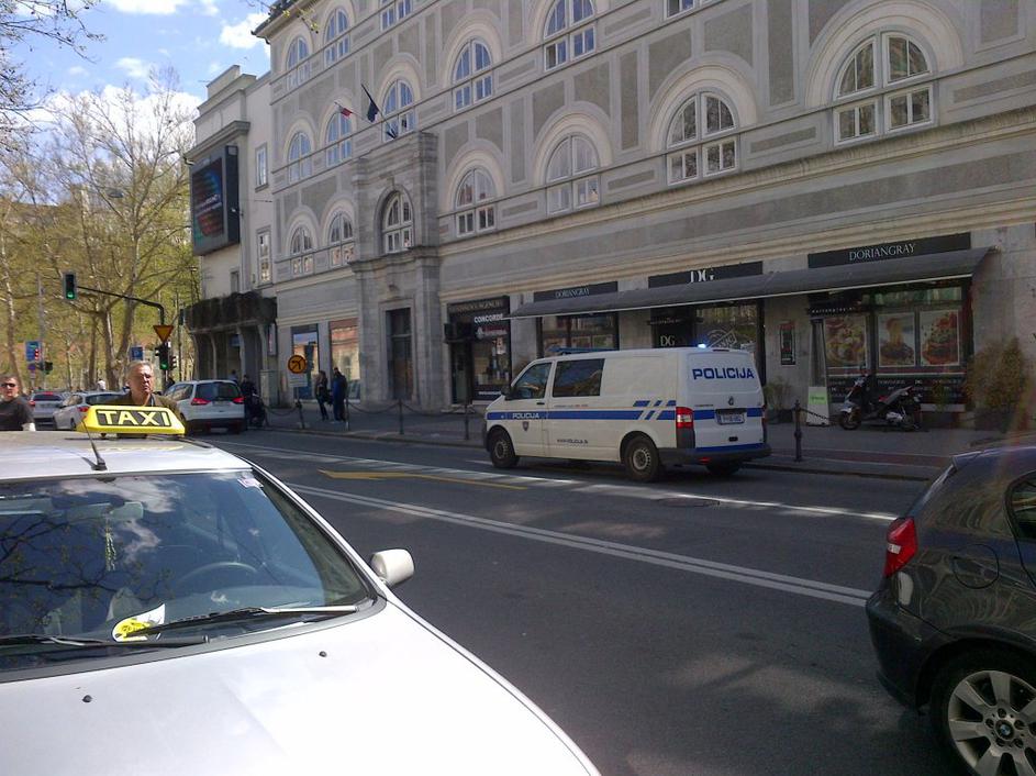 Policija pred Šubičevo gimnazijo