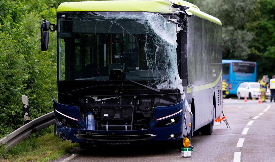 Huda prometna nesreča: Trčila dva avtobusa, umrl o