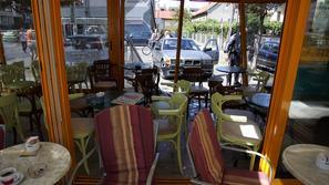 Z avtom zapeljala v lokal.