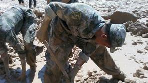 Največja ovira za reševalce je težko prehodno blato. (Foto: Reuters)