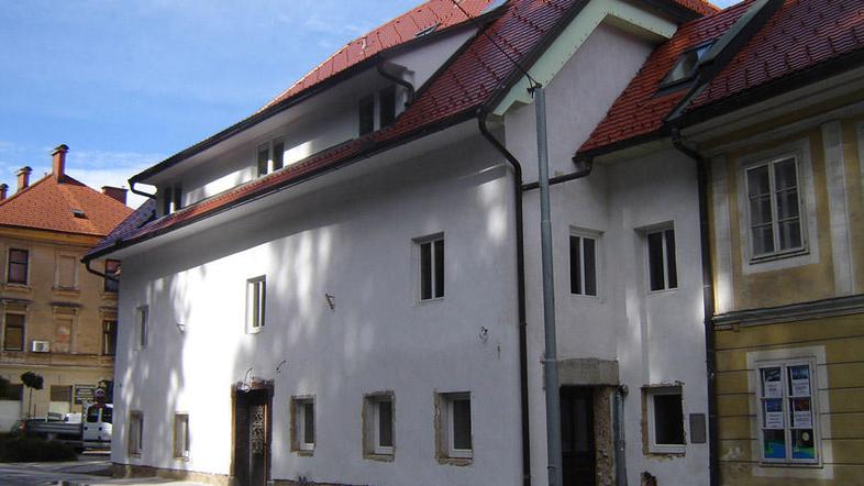 Večino del na objektu so opravili tržiški mojstri, slovenskega izvora pa je tudi