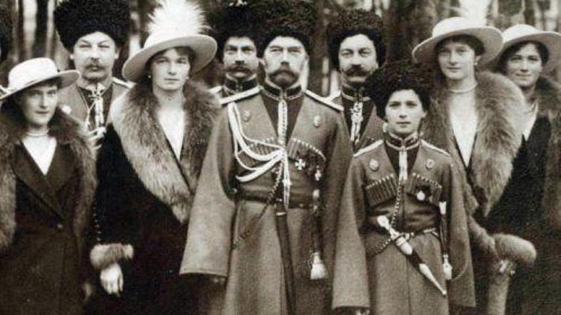 Stoletno rodbino Romanov so v eni sami noči iztrebili boljševiki. Po poboju so p