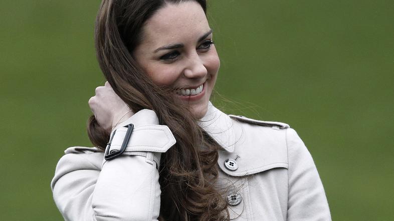 Kate Middleton naj bi intenzivno razmišljala o lepotnih posegih. (Foto: Flynet)