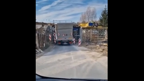 Tovornjak se zaleti v železniški nadvoz na cesti Podpeč - Notranje Gorice