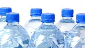 Prenos okužbe na človeka je možen z okuženo hrano ali vodo, prek stika z živalmi