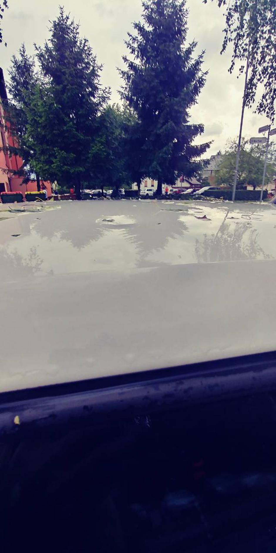 Toča, razbit avto | Avtor: bralka