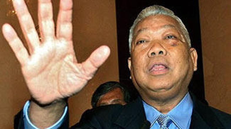 Prvak stranke PPP Samak Sundaravej je že poiskal pomoč za oblikovanje koalicije.