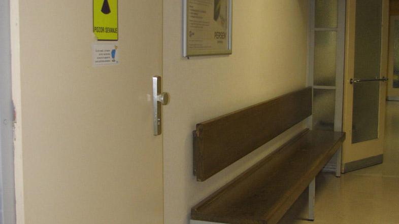 Klopi v čakalnici pred rentgenom so že nekaj dni prazne. (Foto: Iztok Golob)