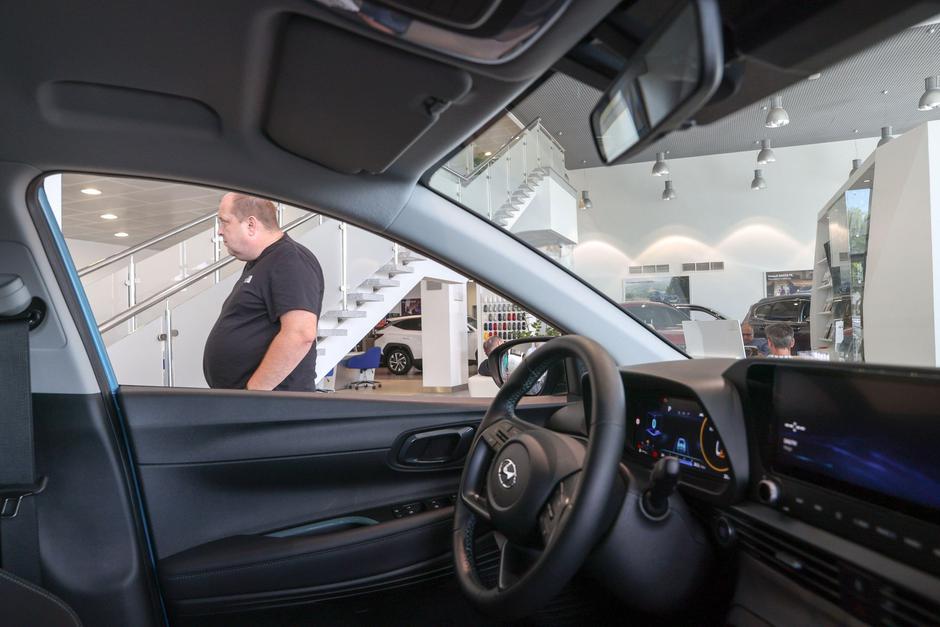 nakup avta kupec ženska avto salon | Avtor: Profimedia