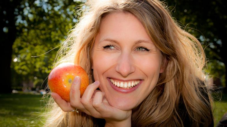 Ženska z jabolkom