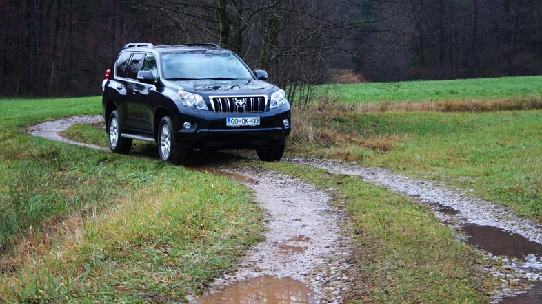 Ni dvoma, land cruiser je še vedno doma na brezpotjih, čeprav je s pomočjo tehno