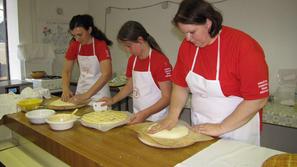 Za peko belokranjske pogače so pri Društvu kmečkih žena Metlika ta teden priprav