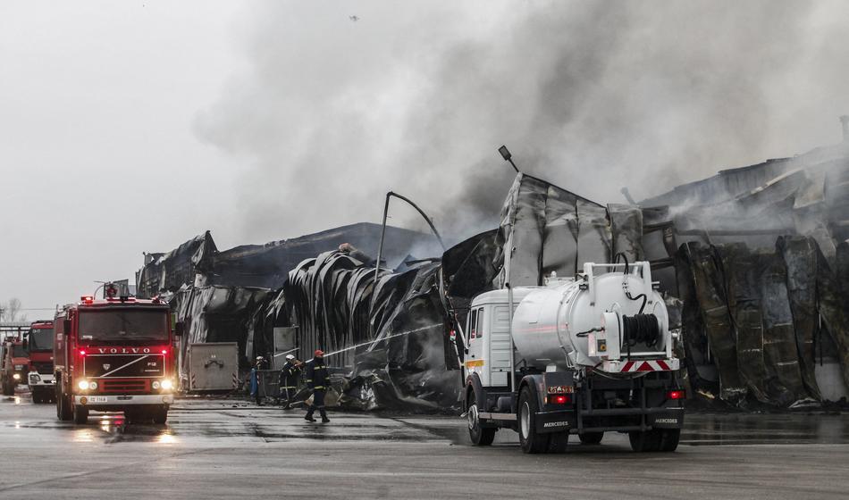 Zagorela tovarna s piškoti, več ljudi umrlo