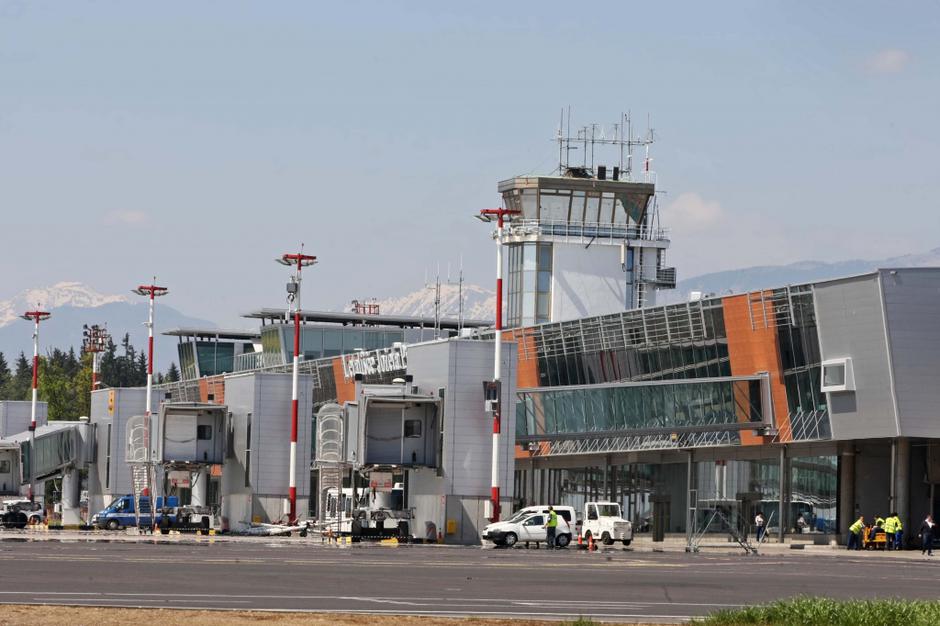 slovenija 29.04.2010 kontrolni stolp, letalisce Jozeta Pucnika, Brnik; foto:Sasa | Avtor: Saša Despot