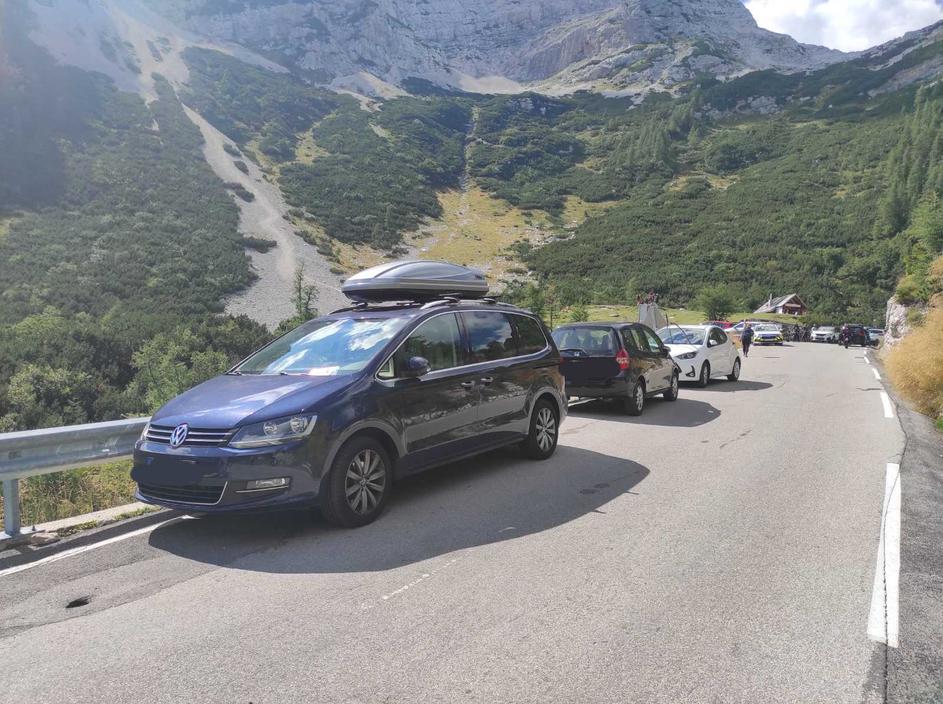 Parkiranje, gneča, ozka cesta, Vršič,