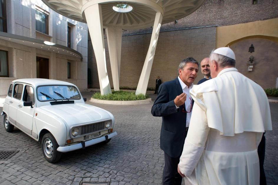 Papež dobil katrco 