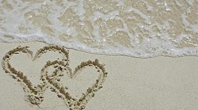 Francoski pisatelj Frédéric Beigbeder je napisal roman z naslovom Ljubezen traja