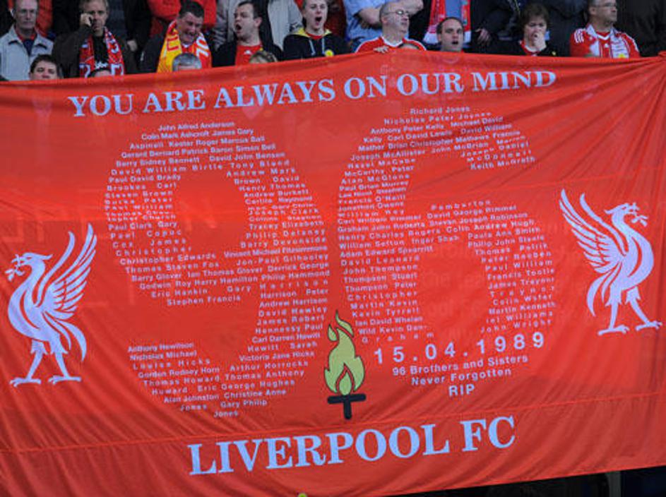 Navijači so se žrtvam poklonili na torkovi tekmi Lige prvakov.