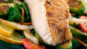 Okusna riba z zelenjavo je kot nalašč za poletne dni. (Foto: Shutterstock)