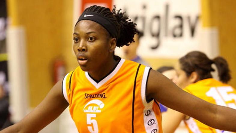 Aya Traore v dresu Hita Kranjske Gore igra odlično.