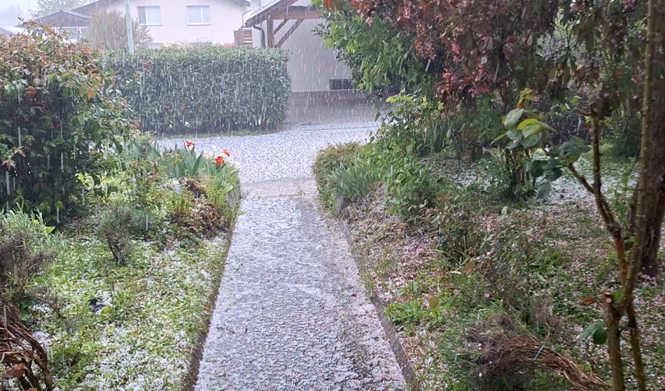 Toča po Sloveniji klesti tudi danes, bralec nam je poslal video