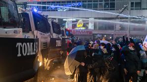 protesti v Turčiji policija uporabila vodni top zoper protestnike