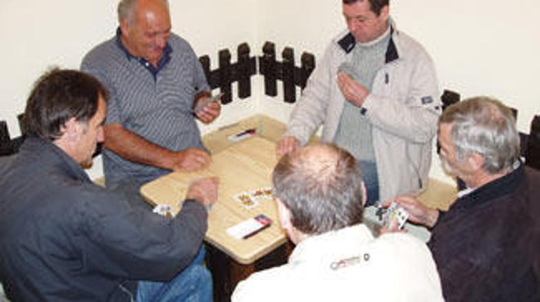 Aprilskega turnirja se je udeležilo 13 dvočlanskih ekip, zmagala sta Marijan Tom