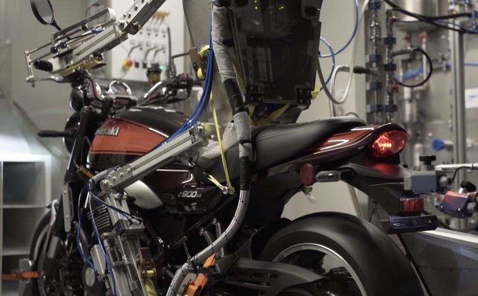 Akrapovič in robot | Avtor: Akrapovič