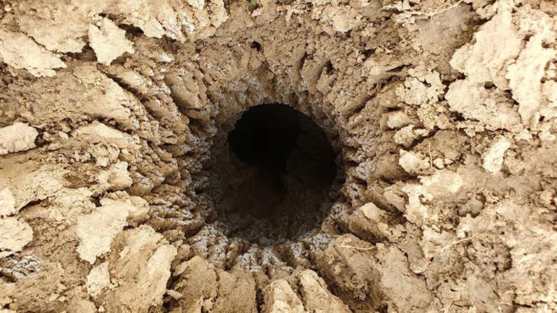 Udarec strele - luknja v tleh