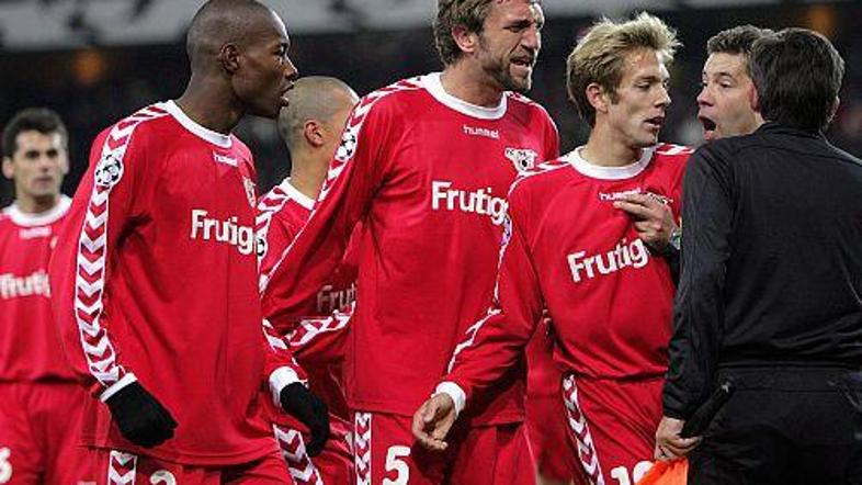 Dvanajst nogometašev nekdanjega udeleženca nogometne Lige prvakov švicarskega FC