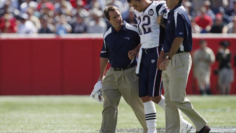 Zaradi poškodbe kolena je Tom Brady na prvi tekmi sezone odšepal z igrišča in ko