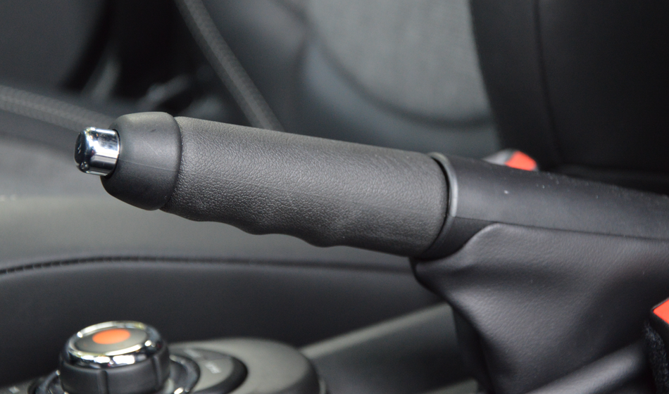 Napaka, ki jo te dni počnejo vozniki vozil z ročno zavoro