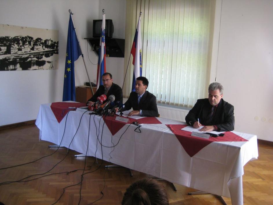 Na tiskovni konferenci sta o obsežni preiskavi spregovorila Janez Lovrec, vodja 